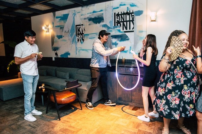 Light Pong: the 1-dimensional game console
